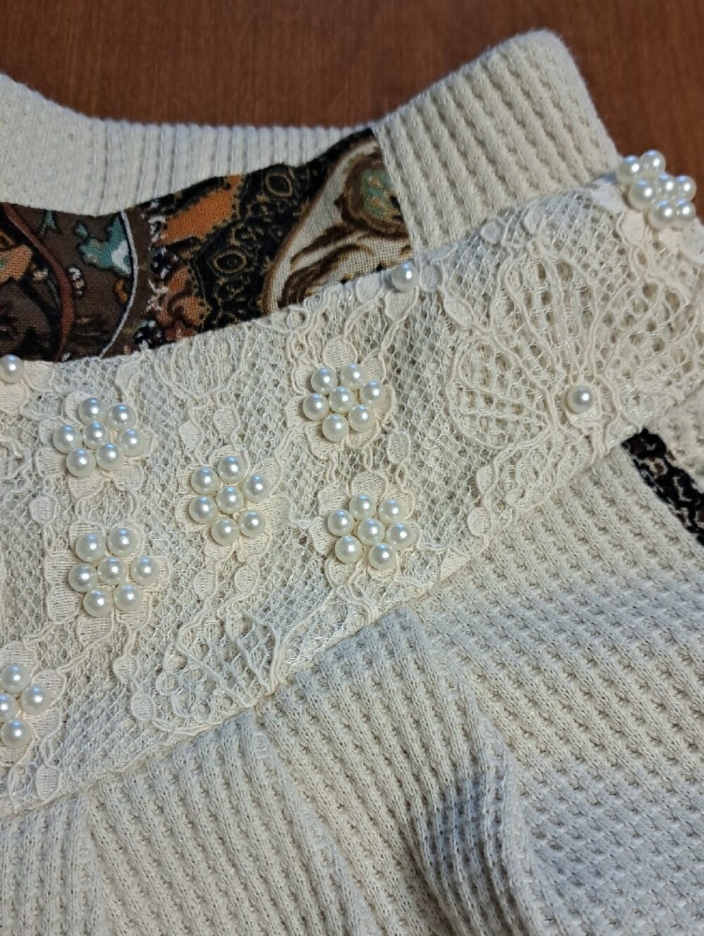 POL Cream Textured Top with Paisley Accent Inseam 27.5 NWOT - Picture 3 of 5